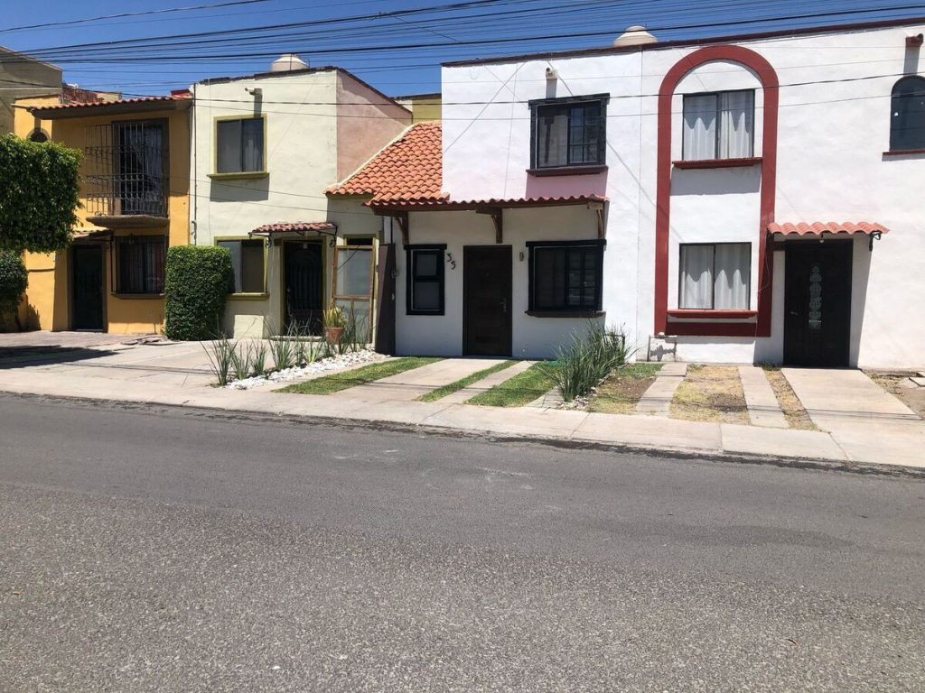 Casa en venta recamara en Planta Baja, céntrica. Querétaro.