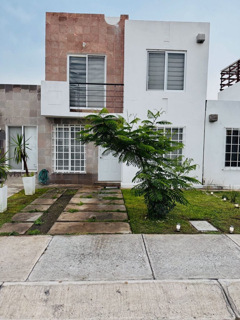 Venta de Casa de 2 Plantas en Paseos del Bosque, Corregidora